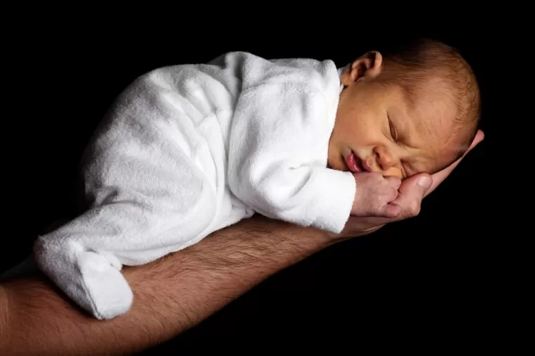 Bébé tête plate ou déformation crânienne positionnelle, Neuville-sur-Saône, CI Ostéopathie