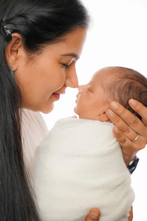Nourrisson dans les bras de sa maman, CI-Ostéopathie, Ostéopathe à Neuville sur saône, Ostéopathe à Civrieux en Dombes, Ostéopathe pour bébé